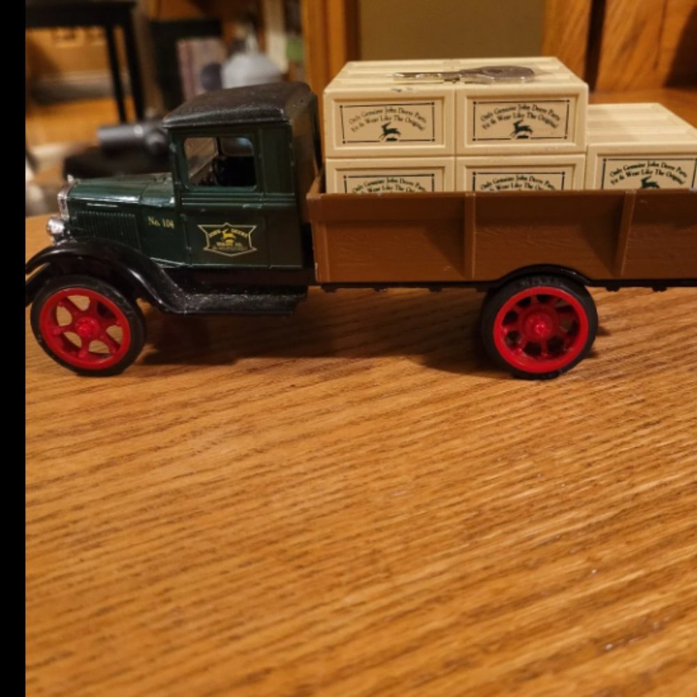 Vintage John Deere 1931 Die Cast Hawkeye Crate Truck Bank w/key